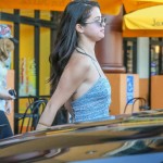 Selena Gomez Arkadaslari ile Ogle Yemeginde –  04