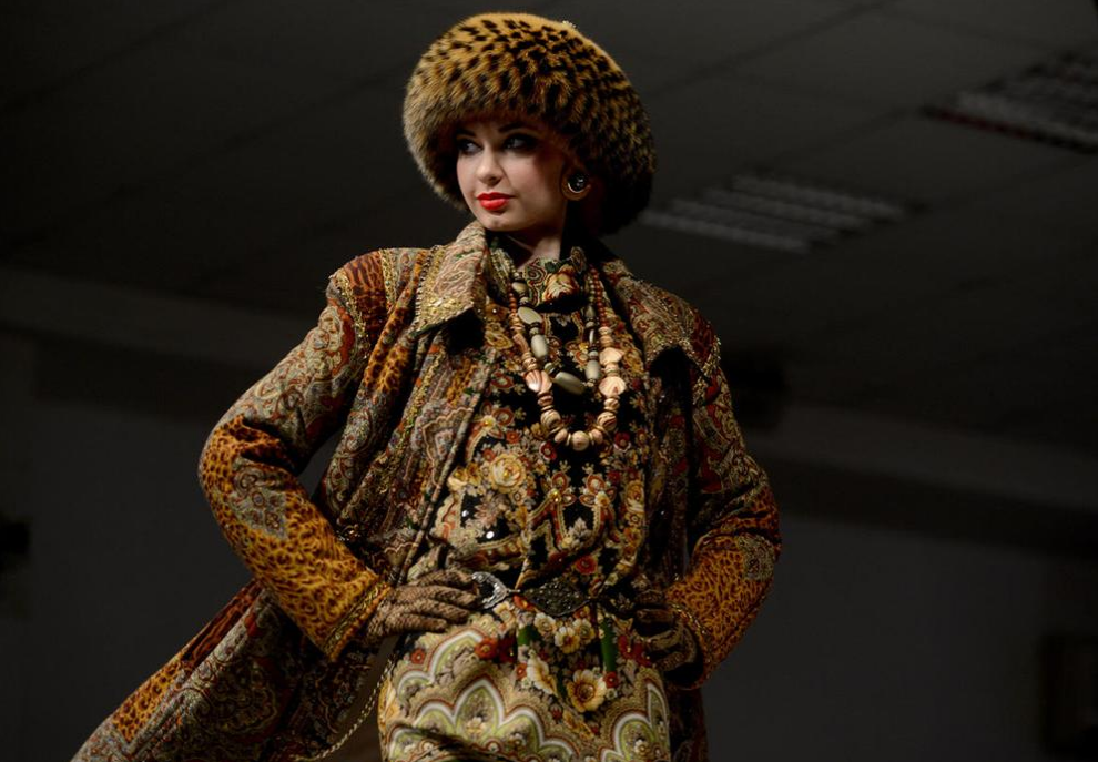 Russian fashion. Вячеслав Зайцев Истоки 2008. Вячеслав Зайцев мода 2020. Модель славы Зайцева Ксения Кириллина в шляпе. Российская мода.