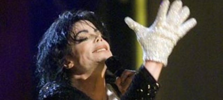 Michael Jackson’ın eldiveni 104bin dolara satıldı