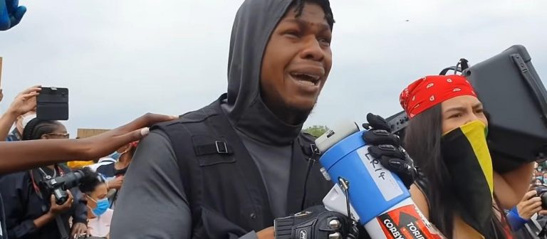 JOHN BOYEGA PROTESTO EDERKEN AĞLADI