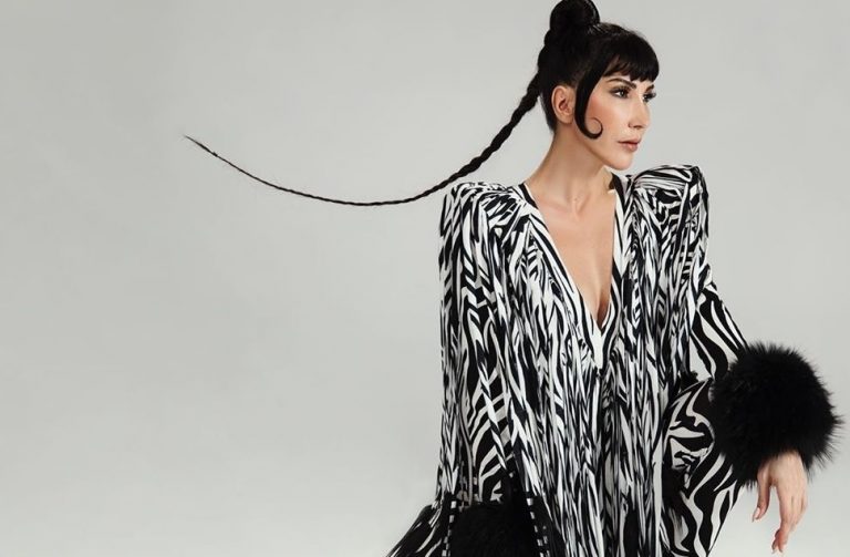 HANDE YENER KAÇ ŞARKISI İÇİN YENİ İMAJIYLA POZ VERDİ