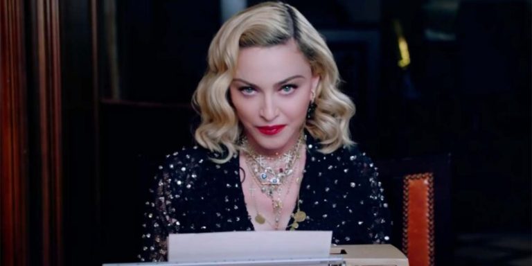 MADONNA’DAN ÖNCE HÜLYA AVŞAR YAPTI!