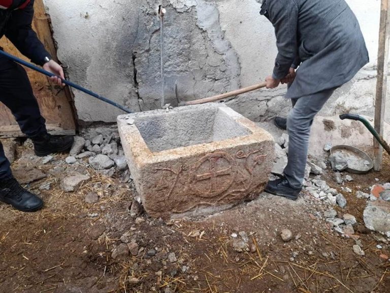 Tarlada bulunan taş vaftiz teknesinin sırrı çözüldü