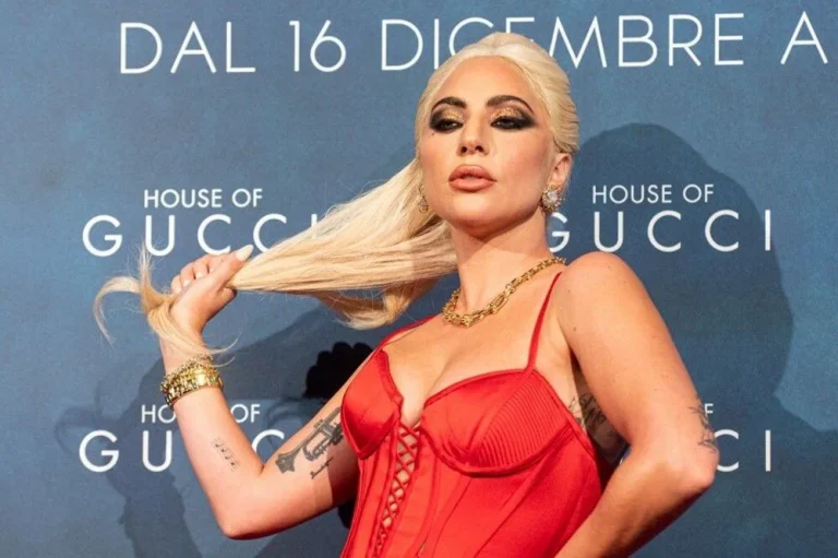 Lady Gaga, Gucci galasında Versace giydi