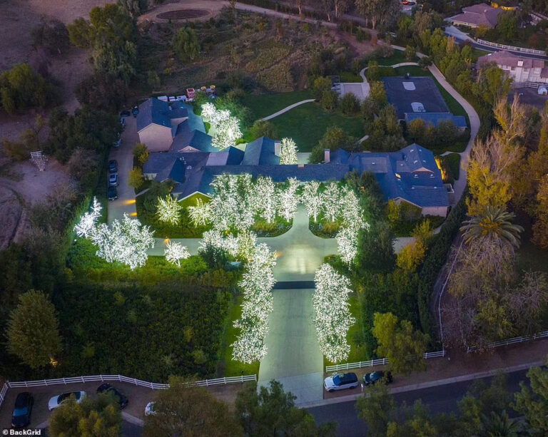 Kim Kardashian ve Kylie Jenner’ın malikaneleri büyüleyici süslemeleriyle yılbaşına hazır