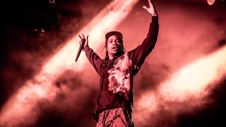 Travis Scott, Astroworld trajedisi üzerine şimdi de oyuncak dağıtıyor