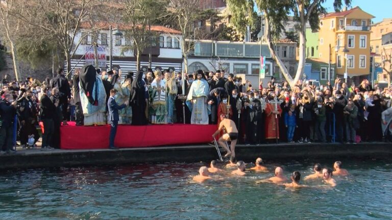 Haliç’te haç çıkarma töreni düzenlendi