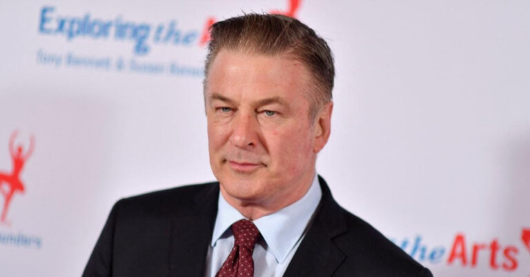 Alec Baldwin, hâlâ telefonunu polise teslim etmedi