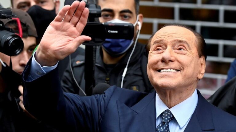 Gözünü cumhurbaşkanlığına diken Berlusconi, genç sevgilisiyle fotoğrafını paylaştı