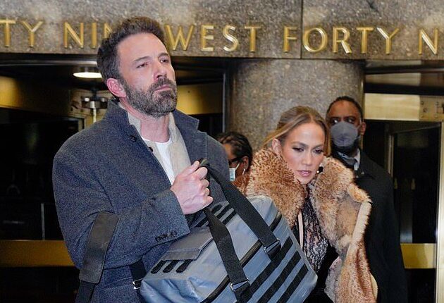 Jennifer Lopez sevgilisi Ben Affleck ile New York’taki NBC stüdyoları çıkışında görüntülendi