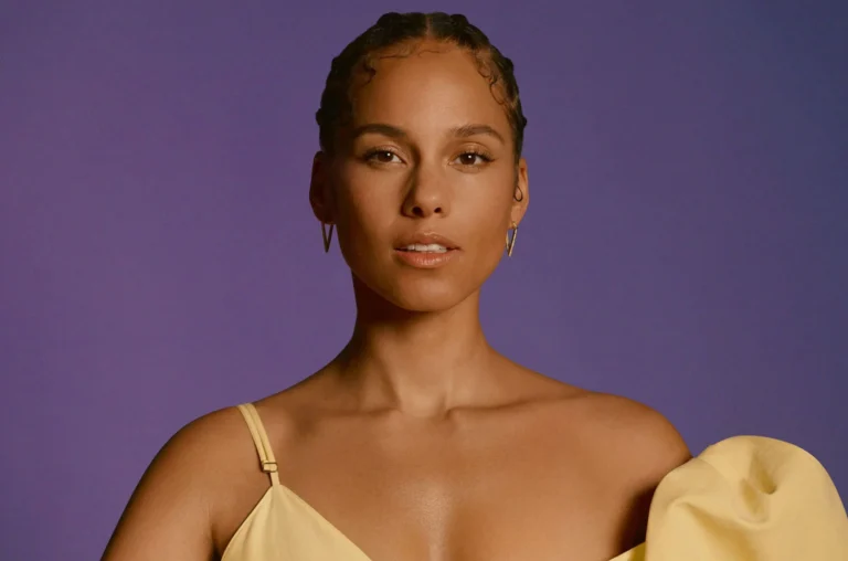 Alicia Keys plajda çocuklarla