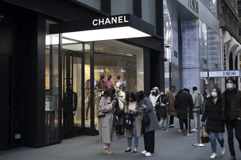 Lüks marka Chanel’den Rusya’ya kısıtlama geldi: Satmadan önce soruyorlar