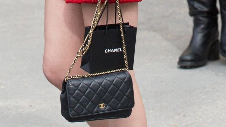 Rus kadınlar Chanel’i protesto ediyor Çantalarını kestiler