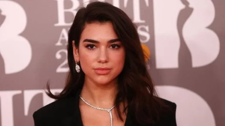 Sarışın olan Dua Lipa son haliyle dikkatleri çekti