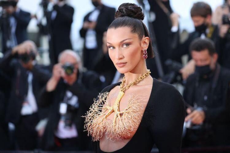 Bella Hadid Mert Alaş’a poz verdi