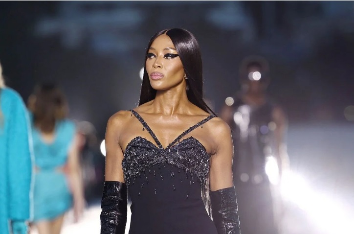 İtalyan moda devinin defilesine Naomi Campbell damga vurdu