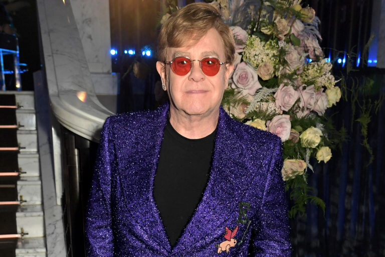 Sir’ unvanıyla biliniyor. İngiliz şarkıcı Elton John, hastaneye kaldırıldı