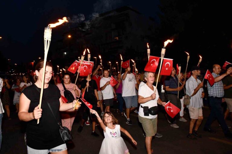 Kuşadası’nda kurtuluşun 101’inci yılına coşkulu kutlama