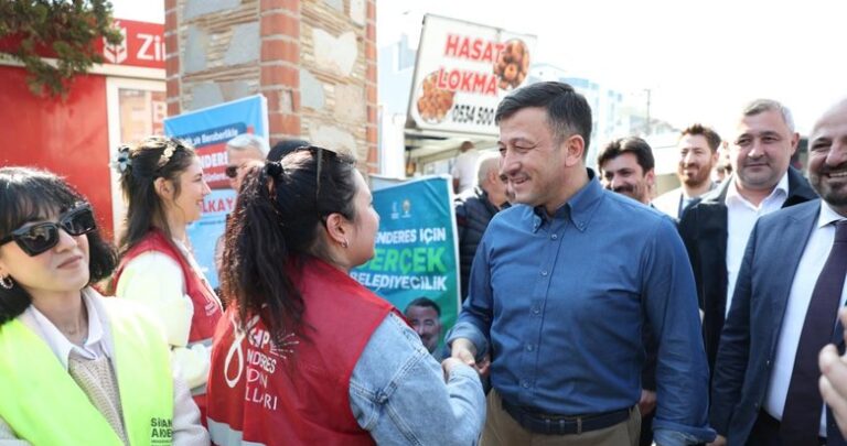 Hamza Dağ ile CHP broşörü dağıtan gençler arasında gülümseten diyalog