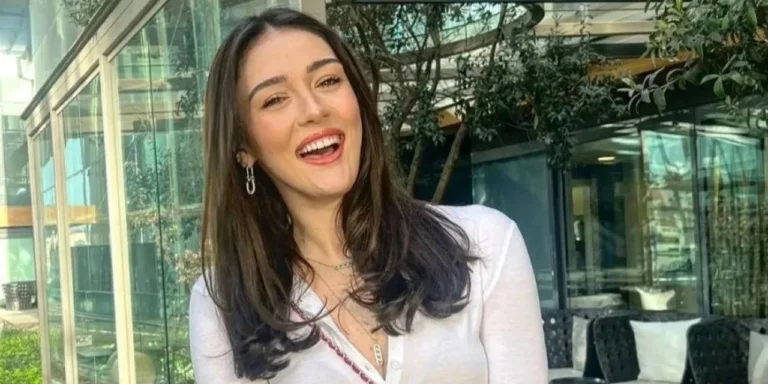 Zehra Güneş mini eteğini giydi, güzelliğiyle manzaranın önüne geçti