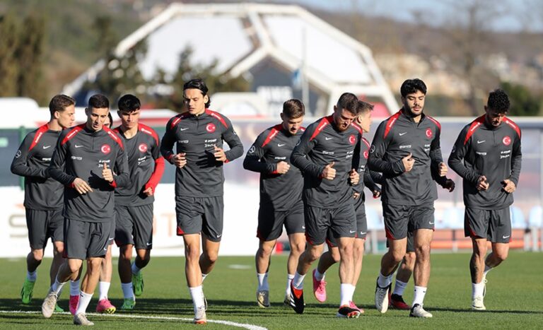 A Milli Futbol Takımı Almanya’da gerçekleştirdiği ilk antrenmanını taraftara açık yaptı