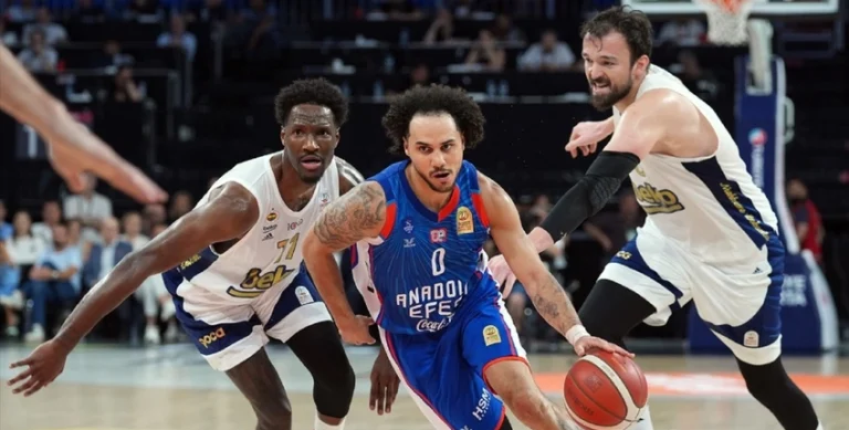 Fenerbahçe Beko Anadolu Efes’i deplasmanda devirdi