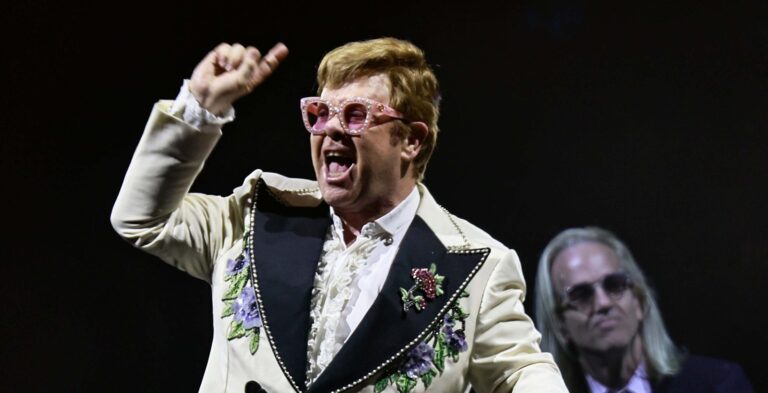 Elton John en cömert sanatçı seçildi