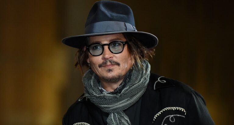 Johnny Depp kendi hayatından esinlenen sanat eserlerini tanıttı