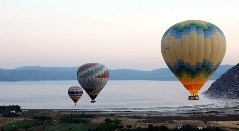 Salda Gölü’nde balon uçuşları başladı