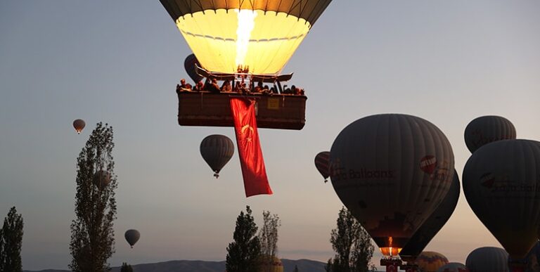 Balonlar Türk bayraklarıyla uçtu