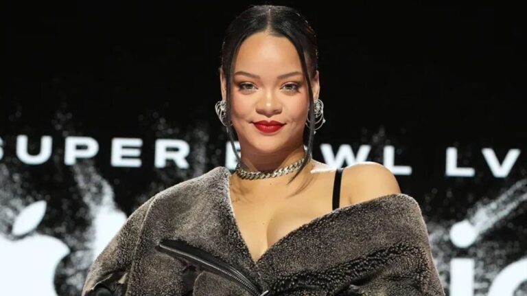 Rihanna, Mariah Carey’e göğsünü açıp imza attırdı