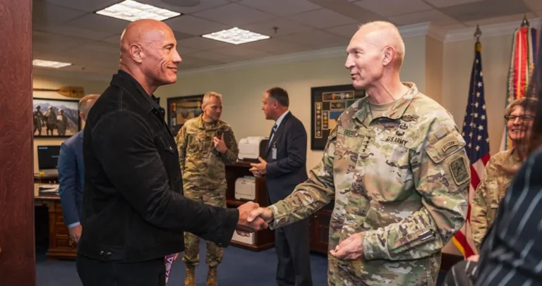 The Rock, Hawaii’de Askerleri Ziyaret Etti