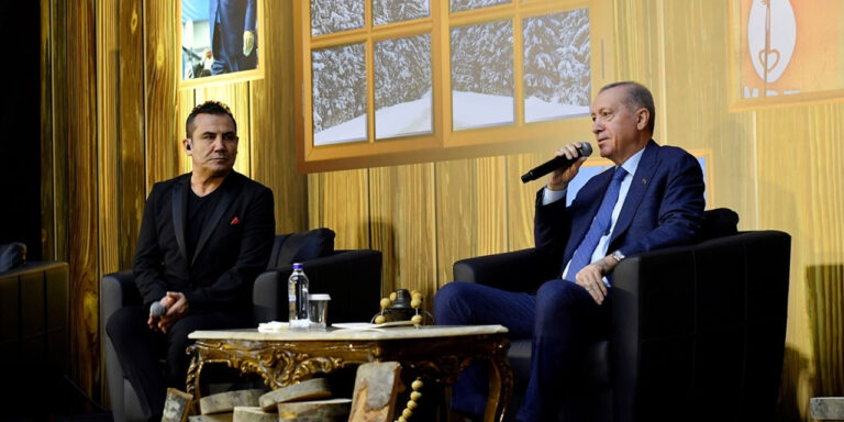 Cumhurbaşkanı Erdoğan, Ferhat Göçer’in seslendirdiği türküye eşlik etti