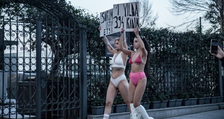 Beyoğlu’nda kadın cinayetlerini soyunarak protesto ettiler