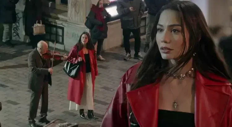 Demet Özdemir İstiklal Caddesi’nde şarkı söyledi