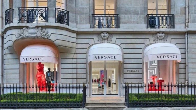 Lüks giyim devi Versace satılıyor