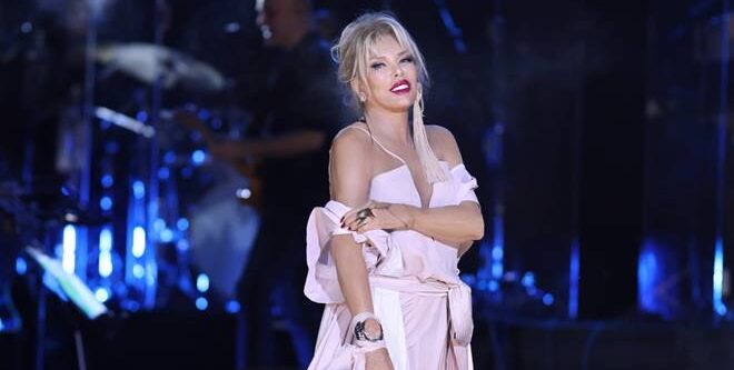 Ajda Pekkan kıyafeti ve söylediği şarkıyla Adanalıları mest etti