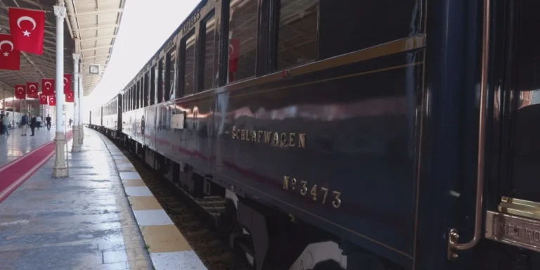 Paris’ten yola çıkan tarihi ‘Orient Express’ 64 yolcusuyla Sirkeci’ye geldi