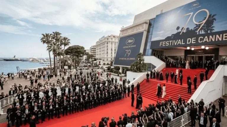 Cannes Film Festivali kırmızı halısı yıldızlar geçidine sahne oldu
